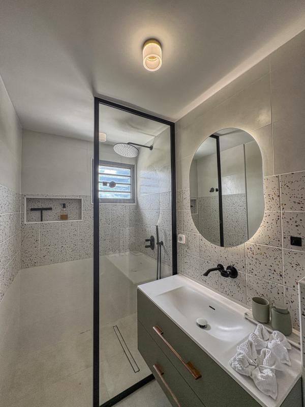30.Location villa piscine Gosier Guadeloupe_Salle de douche